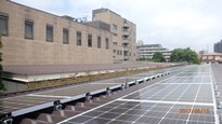 建物の屋根一面に、多数のソーラーパネルが隙間なく整然と敷設されている水道局本庁舎太陽光発電設備の写真