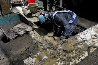 宮城県管工業協同組合が漏水修繕工事において土を掻き出している様子