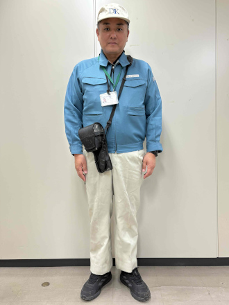 身分証を携行し青いジャンバーと白いズボンを着用した北地区の冬服の男性検針員の写真