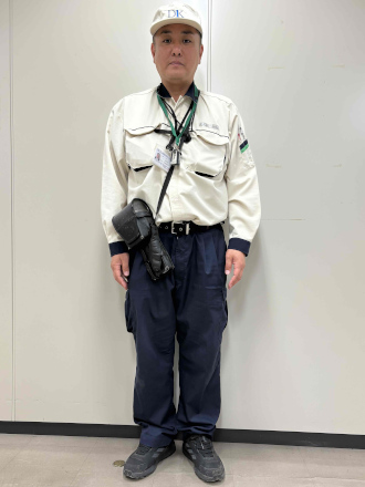 身分証を携行し白いジャンバーに紺色のズボンを着用した北地区の夏服の検針員の男性の写真