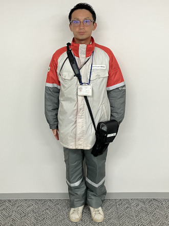 身分証を携行し防寒着を着用している南地区の冬服の検針員の男性の写真