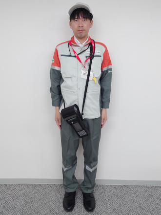 身分証を携行し作業着姿の南地区の夏服の検針員の男性の写真