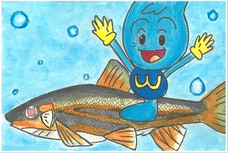 泡が浮かぶ水色を背景に、笑顔で両手を広げる水滴のウォッターくんがウグイの背中に乗って泳いでいる様子を描いた絵画作品
