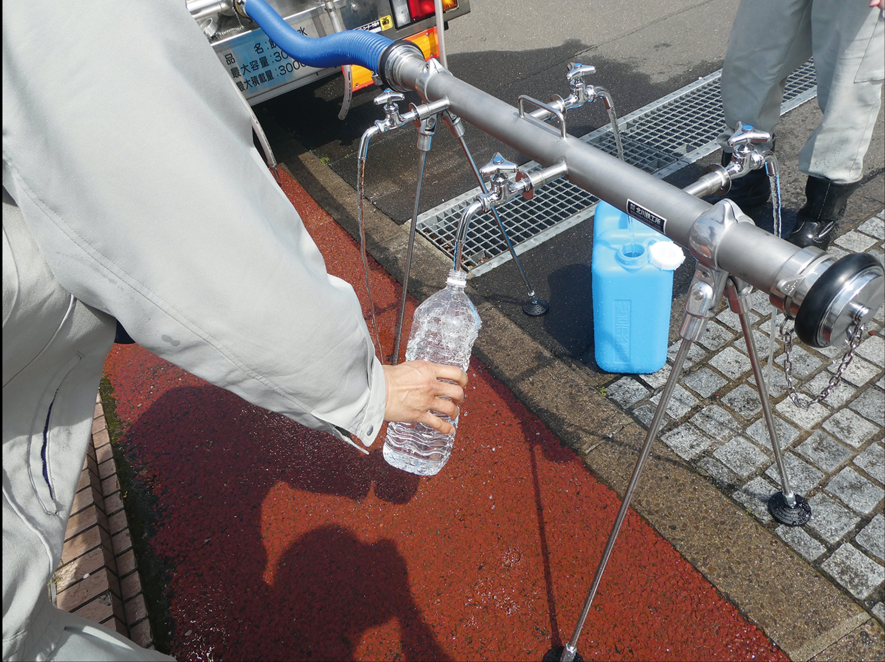 給水口からペットボトルに水を受け取る様子